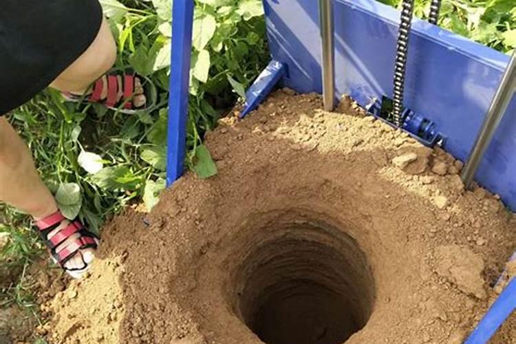 尿素浇水好还是埋土好