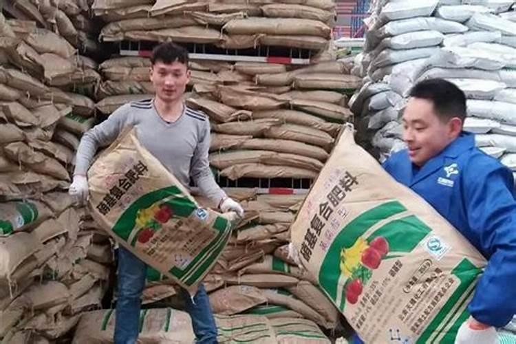 氮磷钾复合肥,121815的底肥能给玉米冲肥用吗？能当水溶肥用吗？