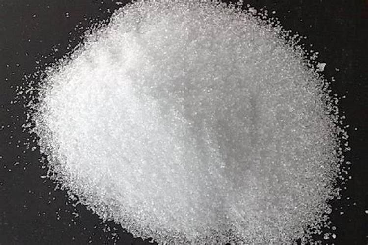 尿素追肥水冲好还是培土施肥好？