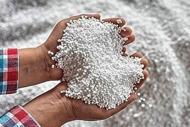 一斤硝酸钾兑水多少斤灌根使用。三30斤硝酸钾用多少水可以溶解？