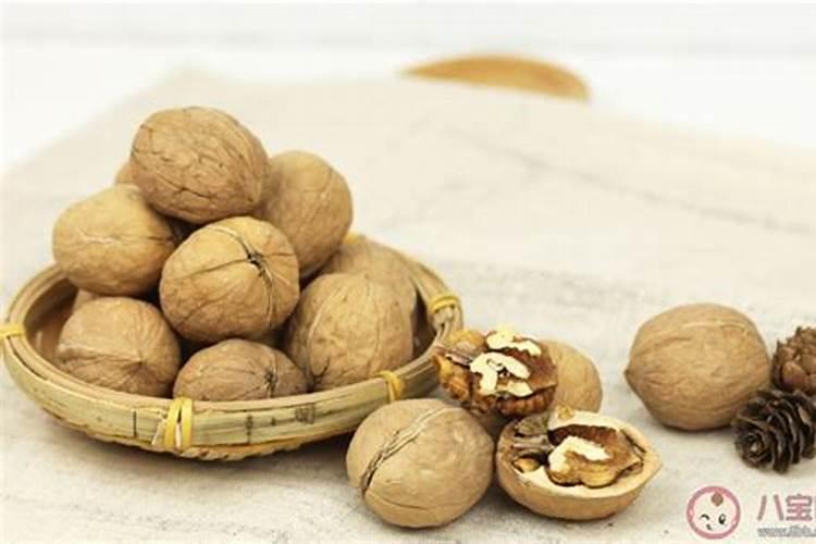 怎样给核桃树叶面喷肥？