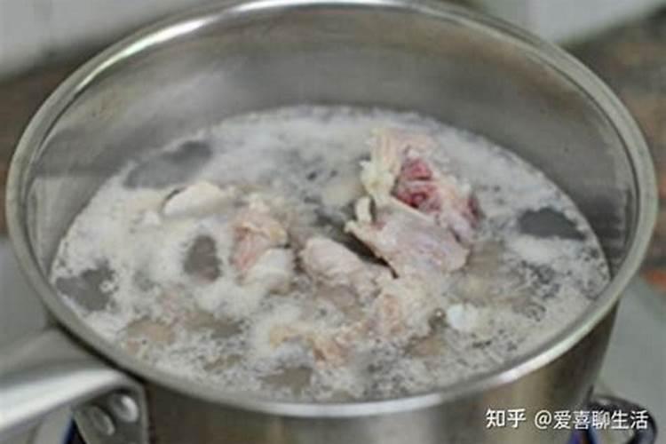 鱼缸边缘出现的一圈水泡沫是因何而来？