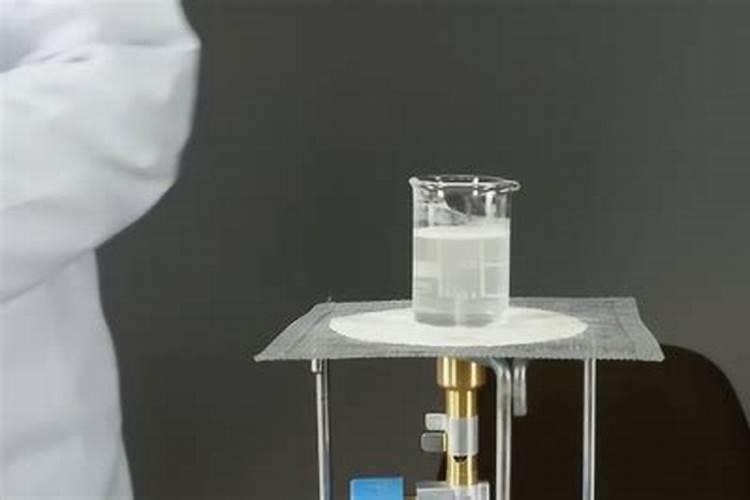 一斤硝酸钾兑水多少斤灌根使用。三30斤硝酸钾用多少水可以溶解？