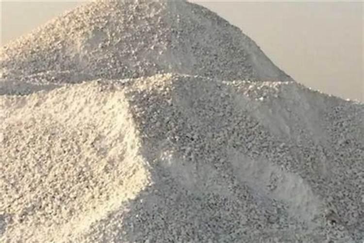 下列化肥中属于钾肥的是( ) A.尿素 B.碳铵 C.草木灰 D.熟石