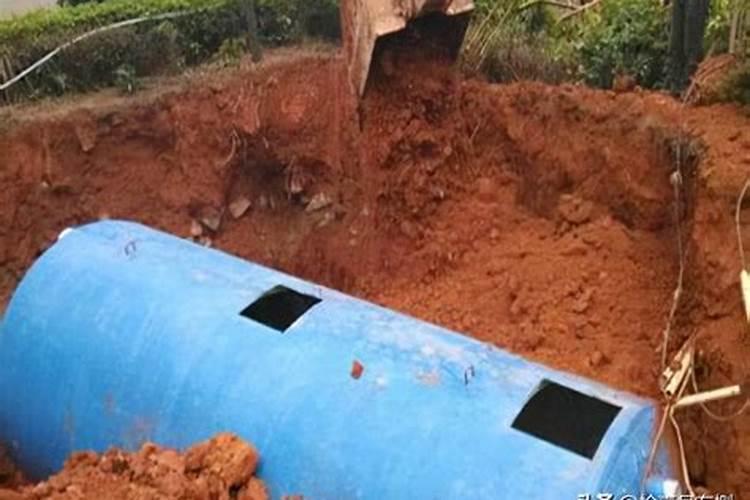 粪水浇菜被质疑,脏、寄生虫、有毒,明明有化肥农民为何还用粪水