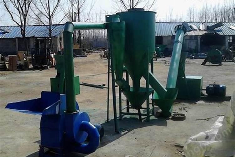 鱼塘中施肥不见效果,泥土上有片状物质浮出水面,老人说鱼塘坏了,请问是...