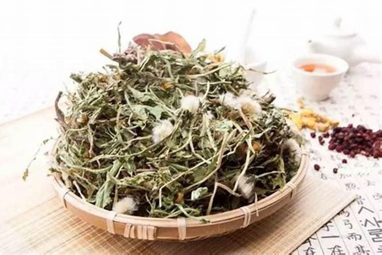 老农在除草时,为什么要往除草剂里添加尿素？