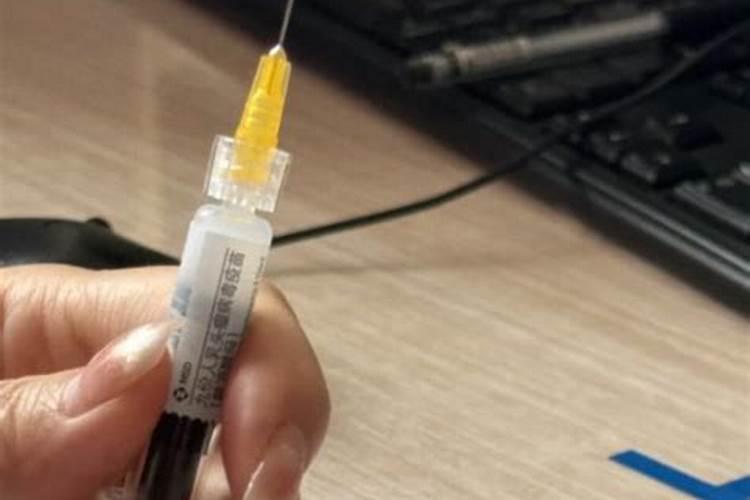 请问,黄瓜出土后,叶片上有黄色斑点是什么原因？如何治疗？