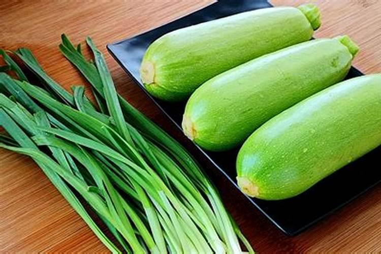 西葫芦喷什么叶面肥结果多？西葫芦用什么肥料可以果实膨大？