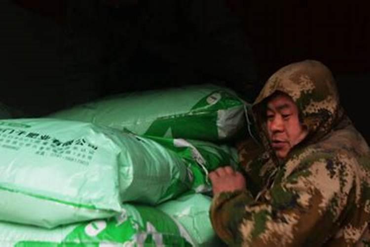 载重为5吨的卡车一次最多能装多少袋重65千克的化肥？