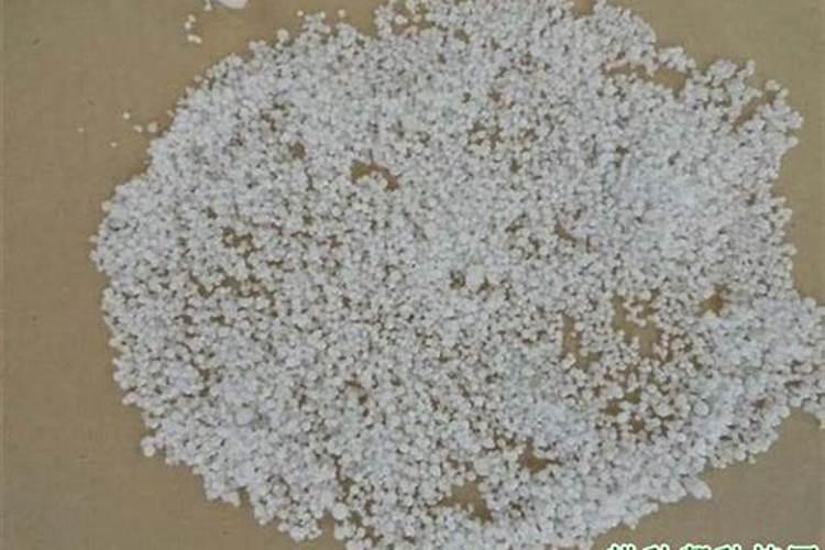 复合肥是撒表面还是埋土里