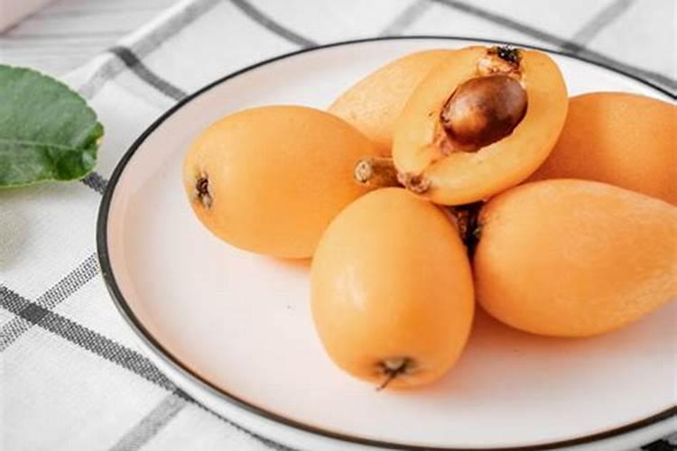 枇杷成年树在下雨时可直接把肥料撒上吗？