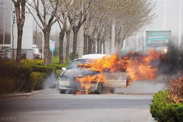 ...受热易分解,在高温或受猛烈撞击时易爆炸.贮存或使用硝