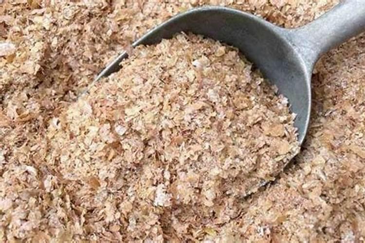 喂鱼花生麸好还是鱼料好