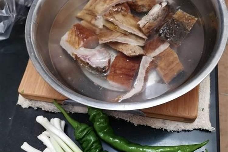 大蒜叶片岁黄,根系不发大是什么原因？