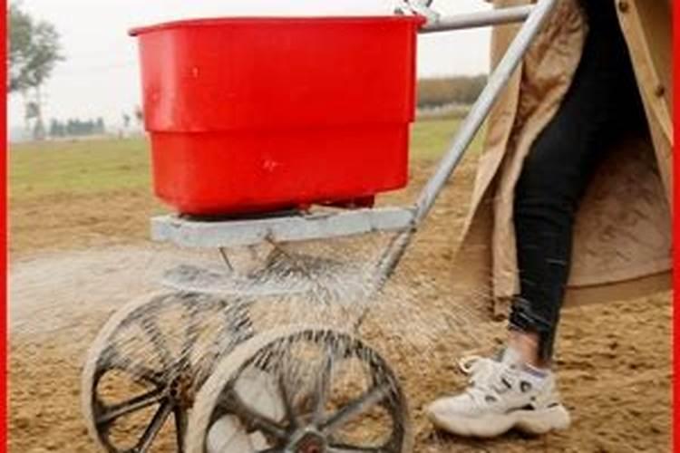 男子发明施肥不用弯腰的小妙招