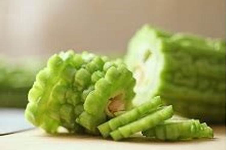 苦瓜叶子被化肥熏干了苦瓜整棵会死掉？