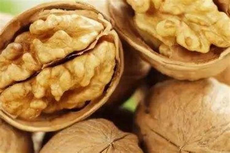 刚长出的核桃树苗浇什么水长的快？