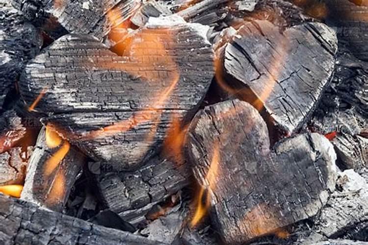 木头燃烧后留下来的灰属于草木灰吗