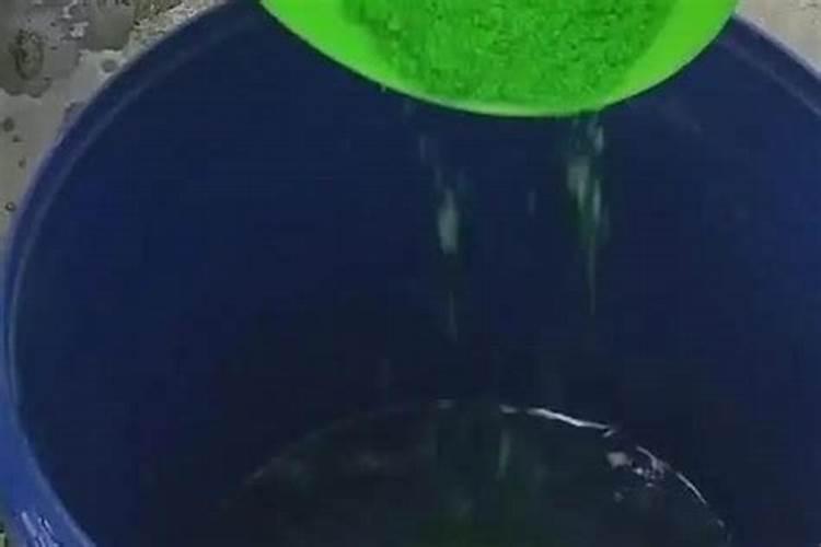 给家里的花浇水的时候,磷酸二氢钾一克需要兑多少水？