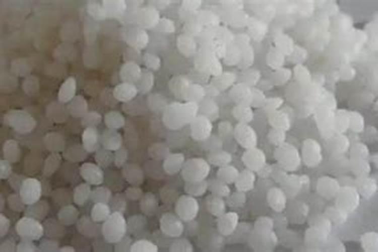 草木灰能和化肥同时用吗