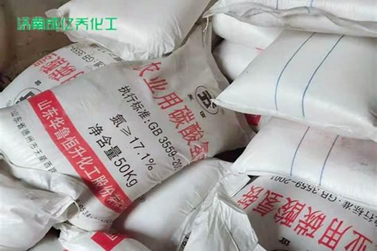 果园浇水时适合冲施碳酸氢铵吗？