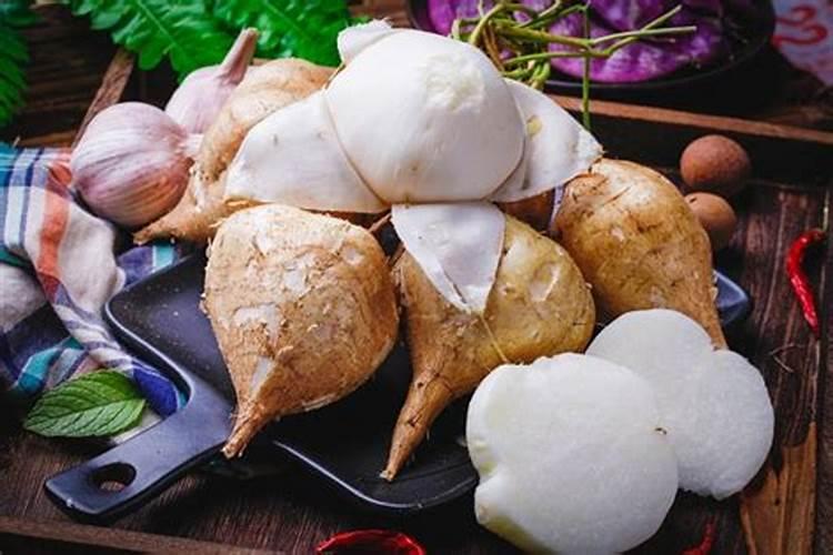 让花长得壮的3种“重口味”肥料,洒1勺,植物叶子肥大绿油油!