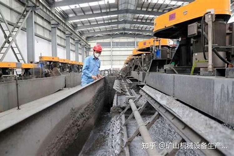 下列化肥中,属于氮肥的是( ) A. 尿素 B. 硫酸钾 C. 磷酸二氢钙 D...