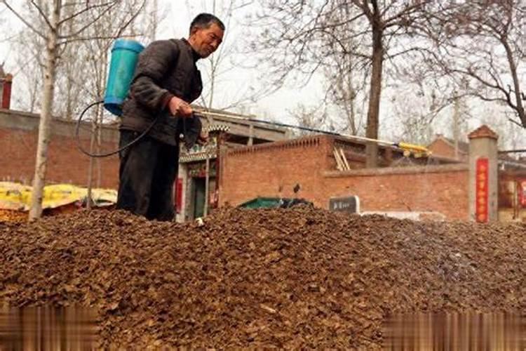 复合肥撒地里几天没下雨能失效吗