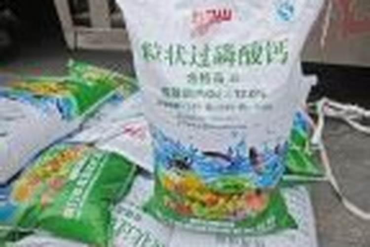 果树用水溶肥好还是复合肥好(复合肥可以兑水浇果树吗)