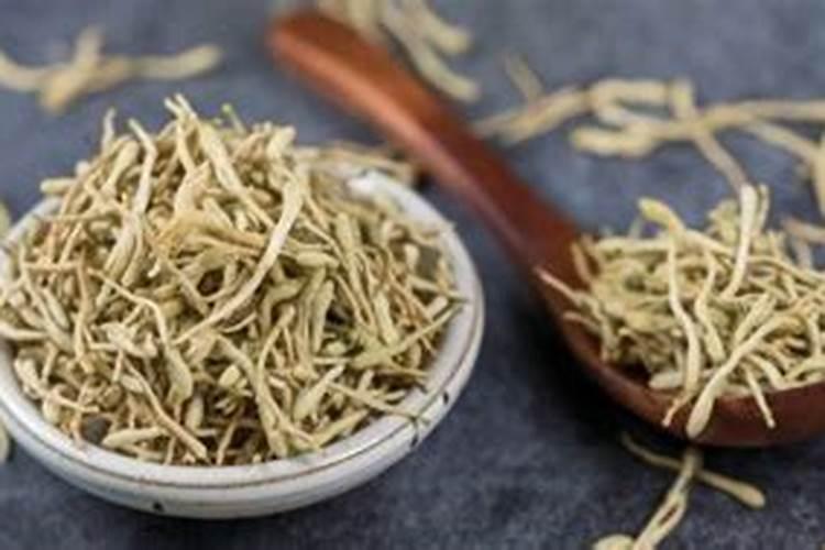 金银花树什么时候浇肥使树干长粗