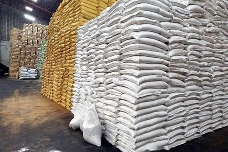 大棚里用的二安和复合肥和菌肥,有一股气味是怎么回事,还有点刺鼻辣眼...