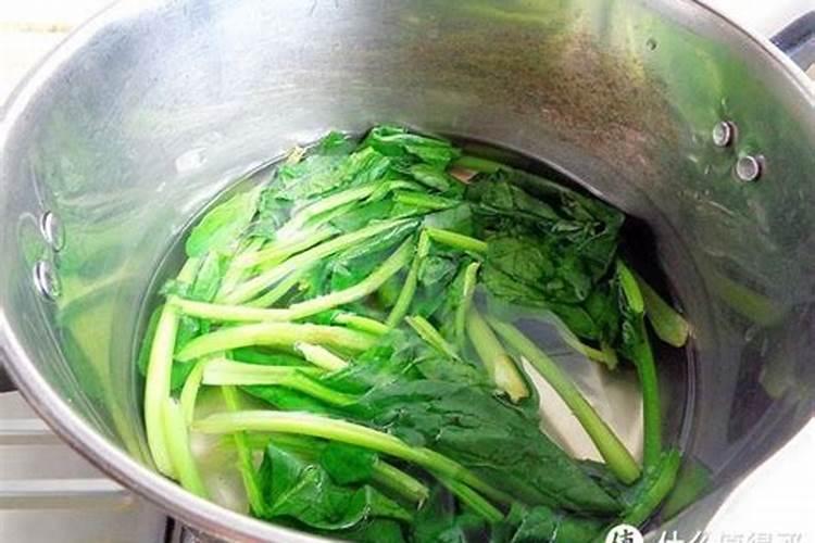 焯菜的水里加食盐能去除菜里的钾吗？