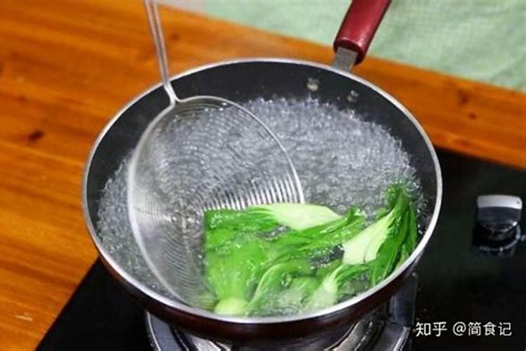 菠菜为什么要用热水焯一下
