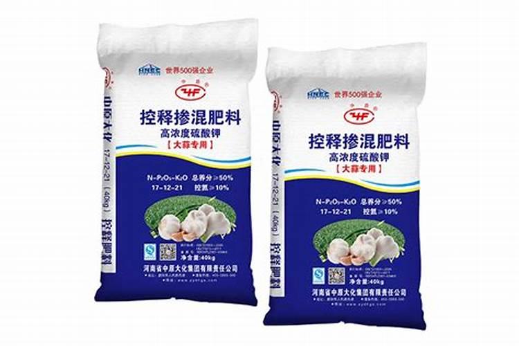 草莓什么时候打叶面肥？草莓叶面喷什么好？草莓膨果增甜叶面肥“金泰靓...