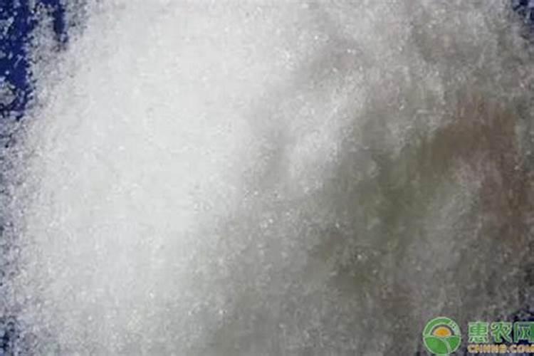 给家里的花浇水的时候,磷酸二氢钾一克需要兑多少水？