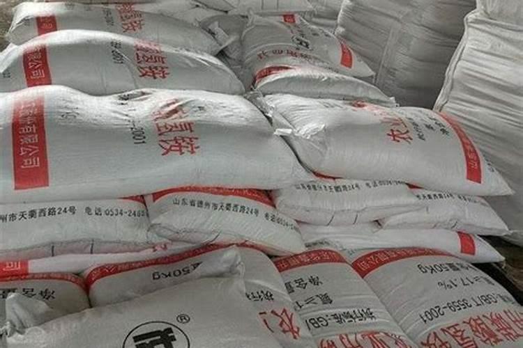 夏天农民小王想买氮肥给玉米追肥,他看到农资供应站提供的信息如下...