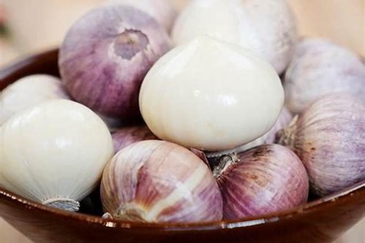 夏天刚铺的草皮可以施什么肥料