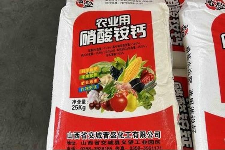 夏天农民小王想买氮肥给玉米追肥,他看到农资供应站提供的信息如下...