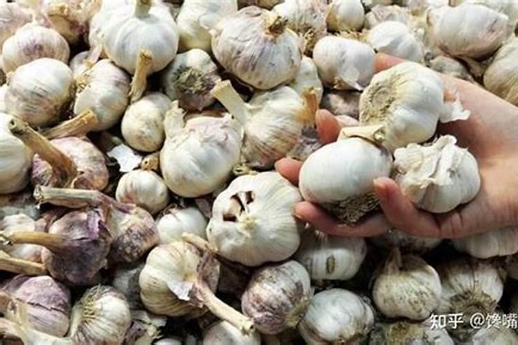 碳酸氢钠和碳酸氢铵能使食品酥脆,化学原理是？(简洁文字说明)