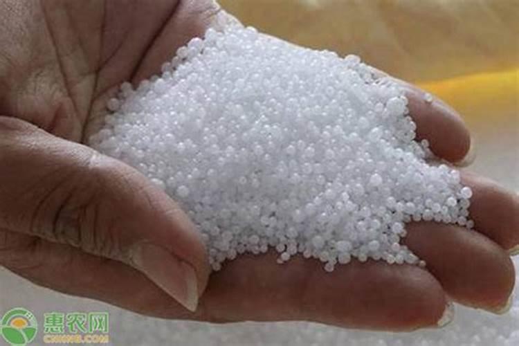 尿素是什么肥料种类 尿素和尿素液是一样的吗