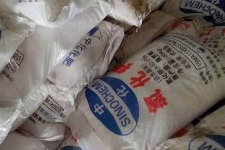 请问专家们,种油菜一次施肥施多少底肥合适