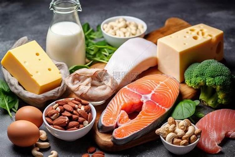 如果鱼缸长时间不换水,缸的内壁就会长出绿膜,水会变成绿色。这些绿膜...