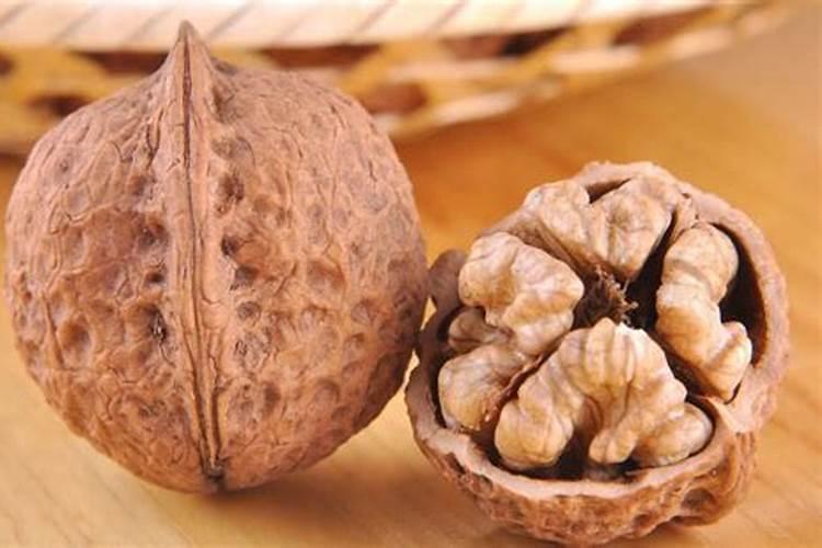 怎样给核桃树叶面喷肥？