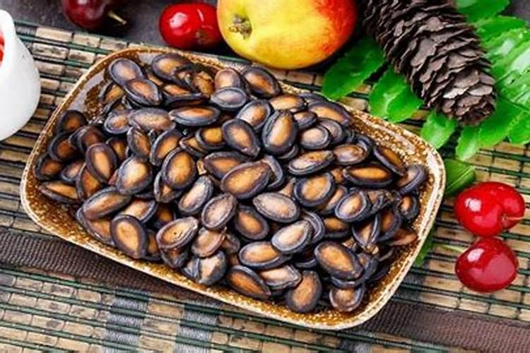 请各位老师看一下甜瓜叶子是原因？怎么防治？