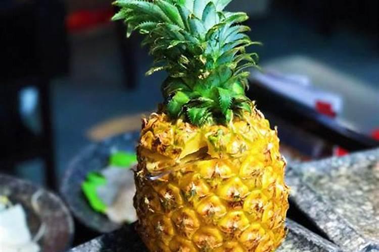 吃完菠萝皮别扔,沤肥没异味,花吃了疯长叶子绿油油!