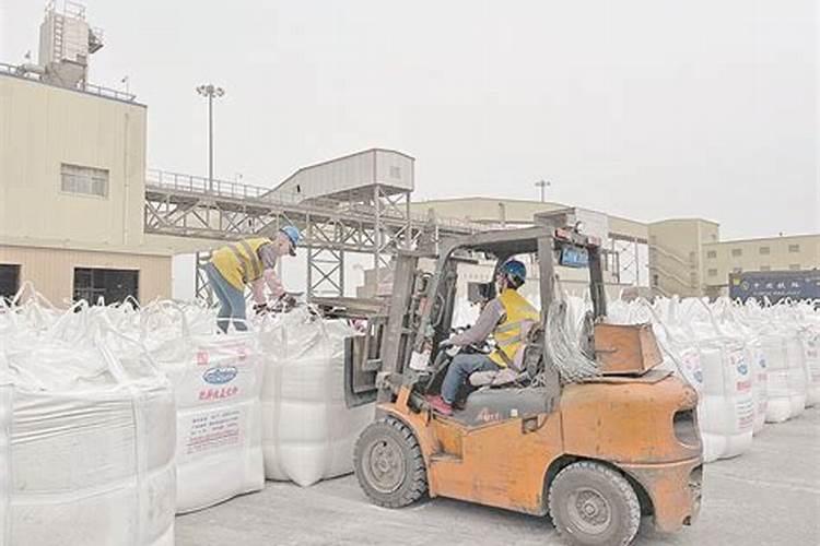 中午不能给谁花浇水 但是中午的时候可以再花叶上喷水吗