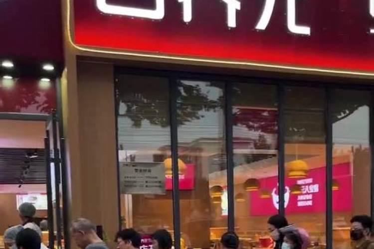 沙糖桔8月份还散尿素可以吗？