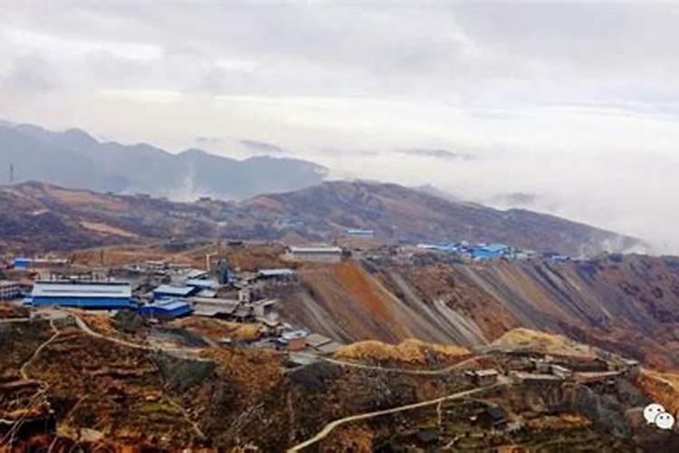 察尔汗盐湖附近建起了我国最大的肥厂