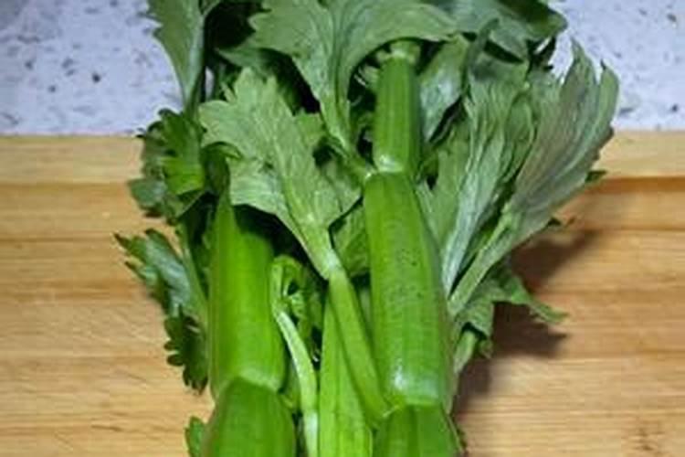 各位老师,西芹不太绿,有些发黄是怎么回事？如何解决？